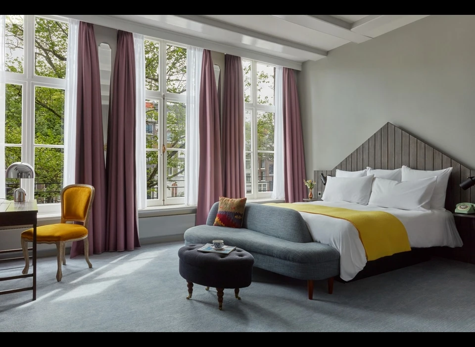 Keizersgracht 228 interieur kamer, let op hoofdeind bed met vorm van een tuitgevel (2023)