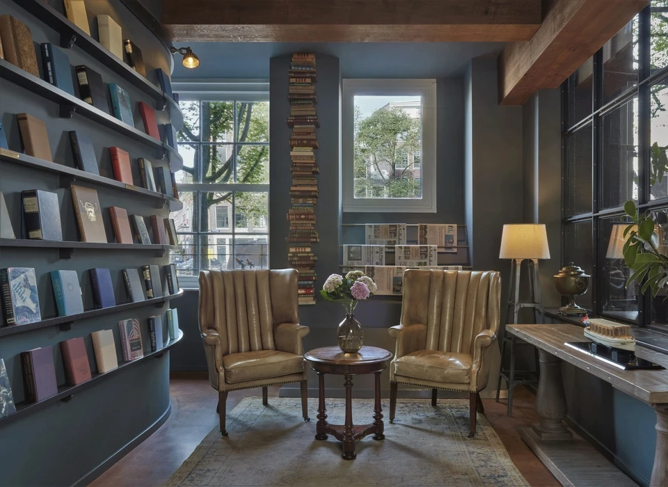 Prinsengracht 325 lobby Pulitzer Hotel met uitstalling van Pulitzerprijs winnende boeken (2023)