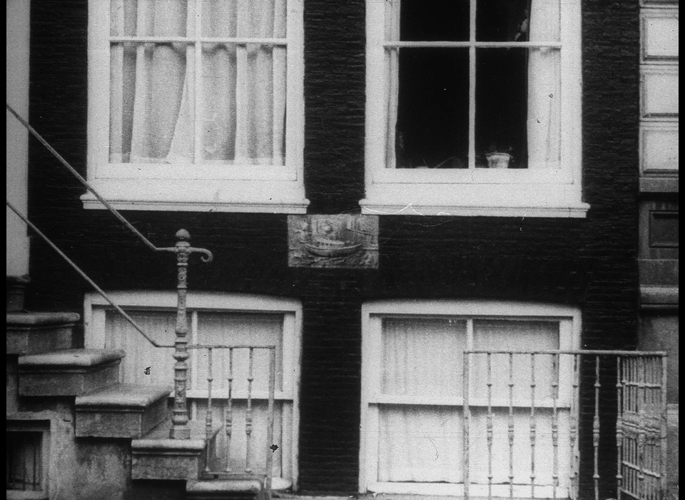 Prinsengracht 556 kopie gevelsteen Zaanse trekschuit (1954)