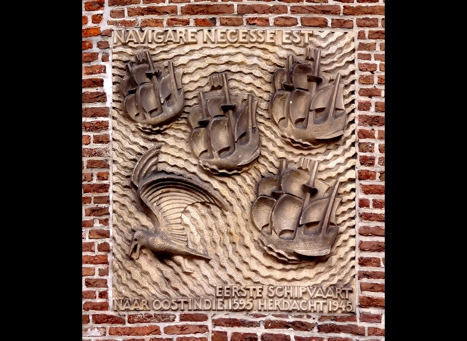 Prins Hendrikkade 94-95 Navigare necessaire est, herdenking in 1945 van eerste schipvaart naar Oost-Indië in 1595 (1973)