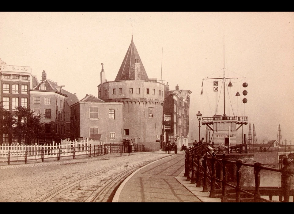 Prins Hendrikkade 94-95 Schreierstoren wipbruggen vervangen door vaste bruggen, aan water het telegraafkantoor (1883)