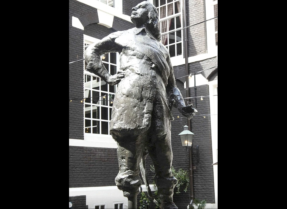 Haarlemmerstraat 75 standbeeld Peter Stuyvesant op binnenplaats West-Indisch Huis (2012)