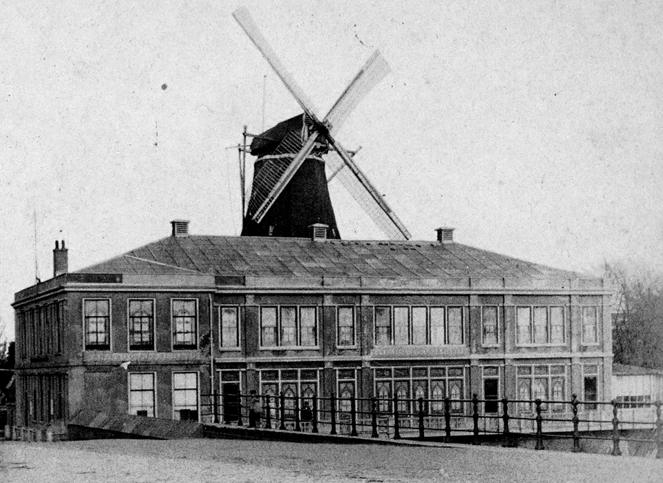 Gebouw Apollo met molen De Bul vanaf de Hogesluis (Pieter Oosterhuis (1816-1885), ca.1860)