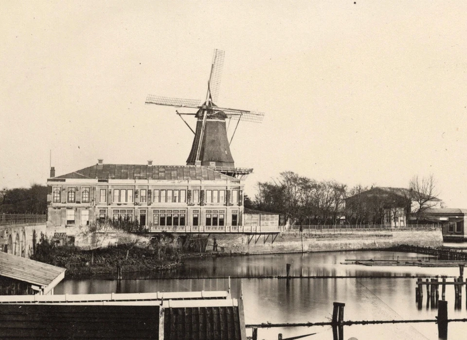 Bolwerk Oosterblokhuis met voor molen De Bul gebouw Apollo, zetel van de Vereniging voor Volksvlijt (Jan Adriaan van Eijk (1808-1887), 1860)