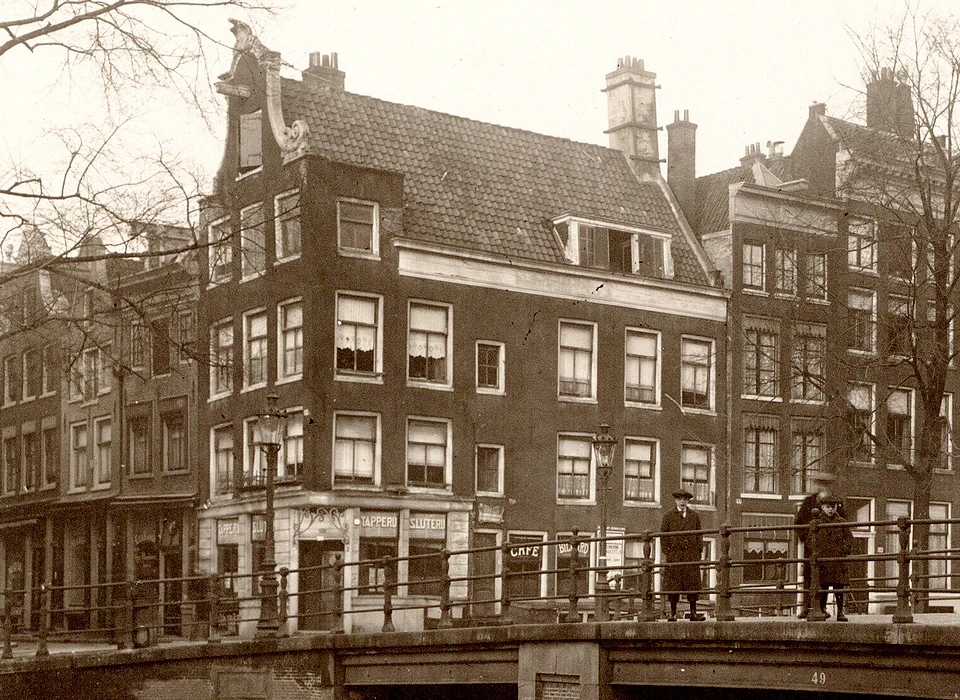 Reestraat 2-8, Keizersgracht 236-238, er is dan een café, tapperij, slijterij gevestigd en ze hebben een biljart. Op Reestraat 2 woont boven, blijkens een bord bij de deur aan de Keizersgracht, een schoorsteenveger. (1917)