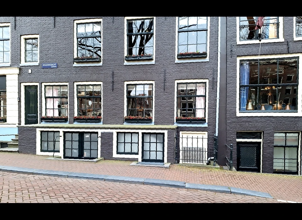 Reestraat 2 zijgevel Keizersgracht met pothuis, eigenlijk het puthuis waar de waterput was. (2024)