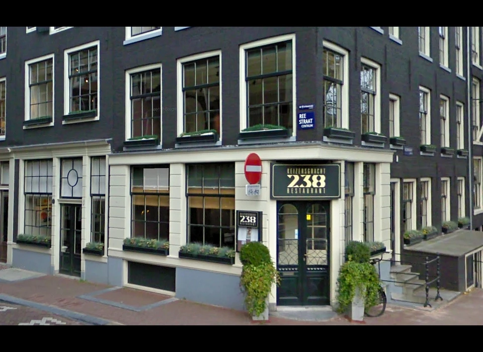 Reestraat 2 onderpui hoek Keizersgracht, nu met 'foutieve' restaurantnaam Keizersgracht 238 (2009)