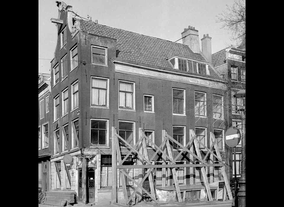 Reestraat 2 het verval heeft hard toegeslagen (1955)