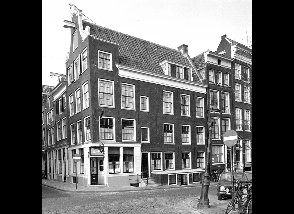 Reestraat 2 op de hoek Howard Johnson Grill. Op het uithangbord de vermelding De Goudsbloem (1970)