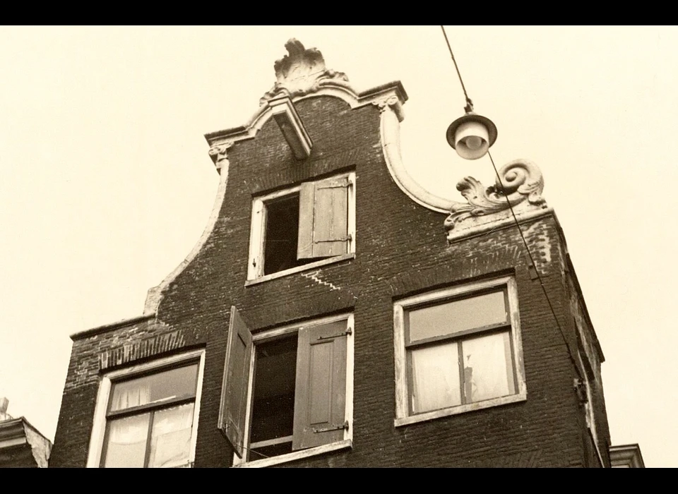 Reestraat 2 top klokgevel in verval, een voluut ontbreekt evenals een zolderluik. (1930)