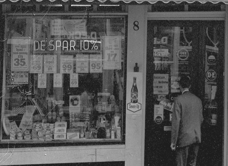 Reestraat 8 etalage Sparwinkel (1966)