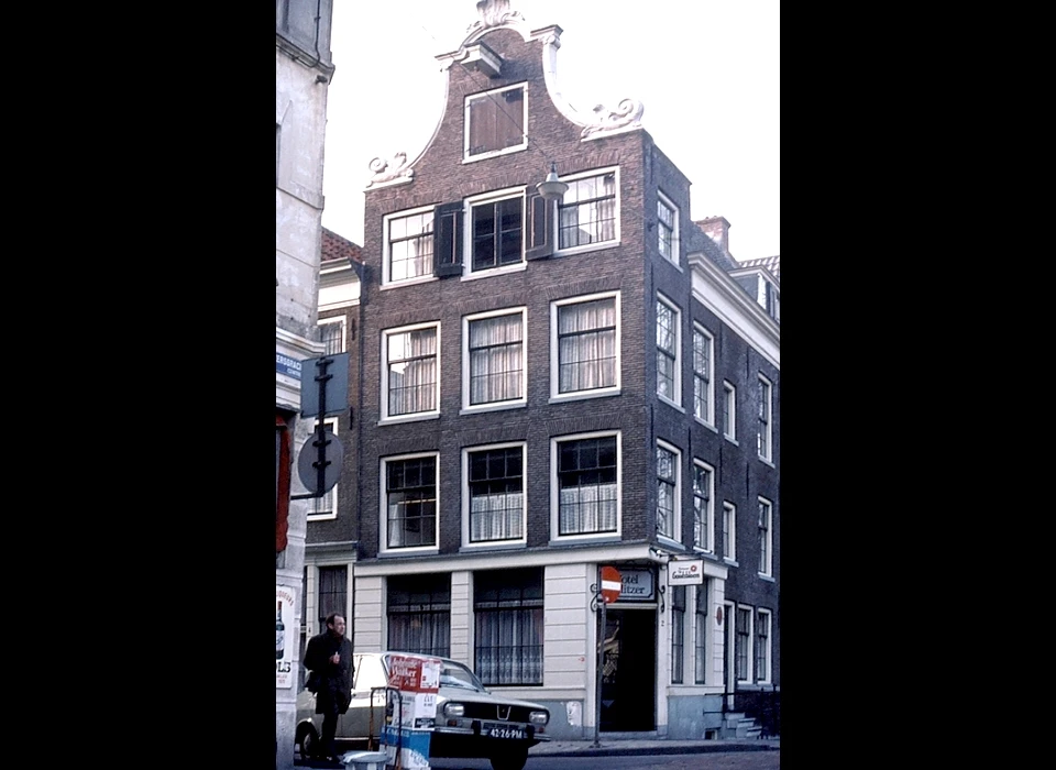 Reestraat 2 herbouwde klokgevel (1974)