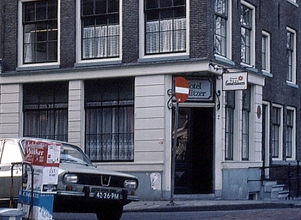 Reestraat 2 op de hoek nu Hotel Pulitzer, op het uithangbord de naam De Goudsbloem (1974)