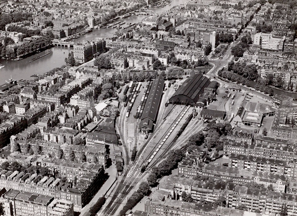 Emplacement Weesperpoortstation midden onder de Wibautstraat, voorbij het station het Weesperplein (KLM Fototechnisch- en Cartografisch Bedrijf, 1938)