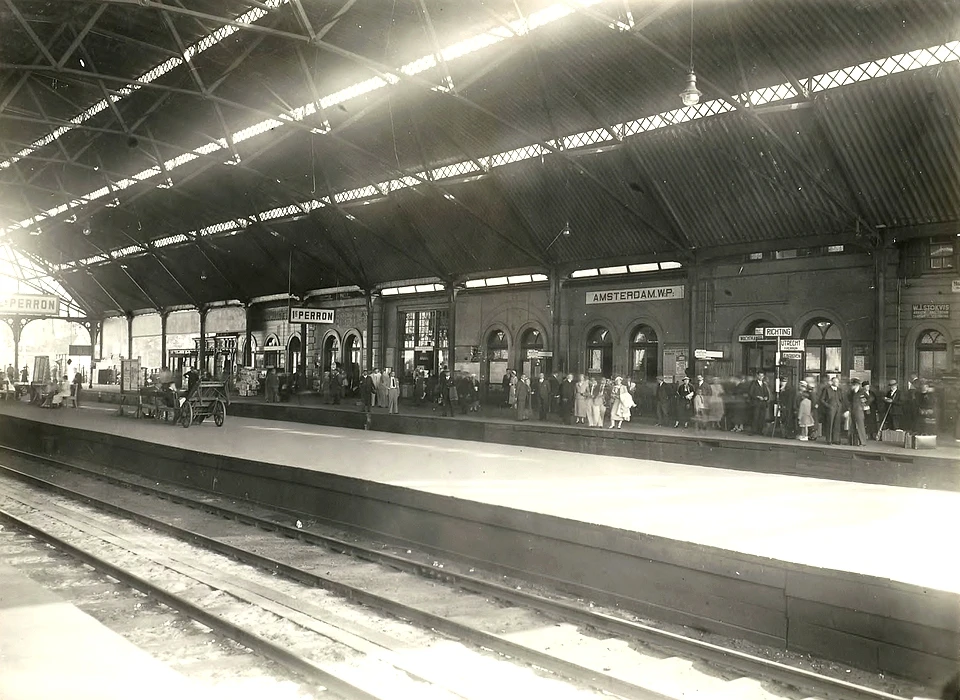 Perrons van Weesperpoortstation (1937)