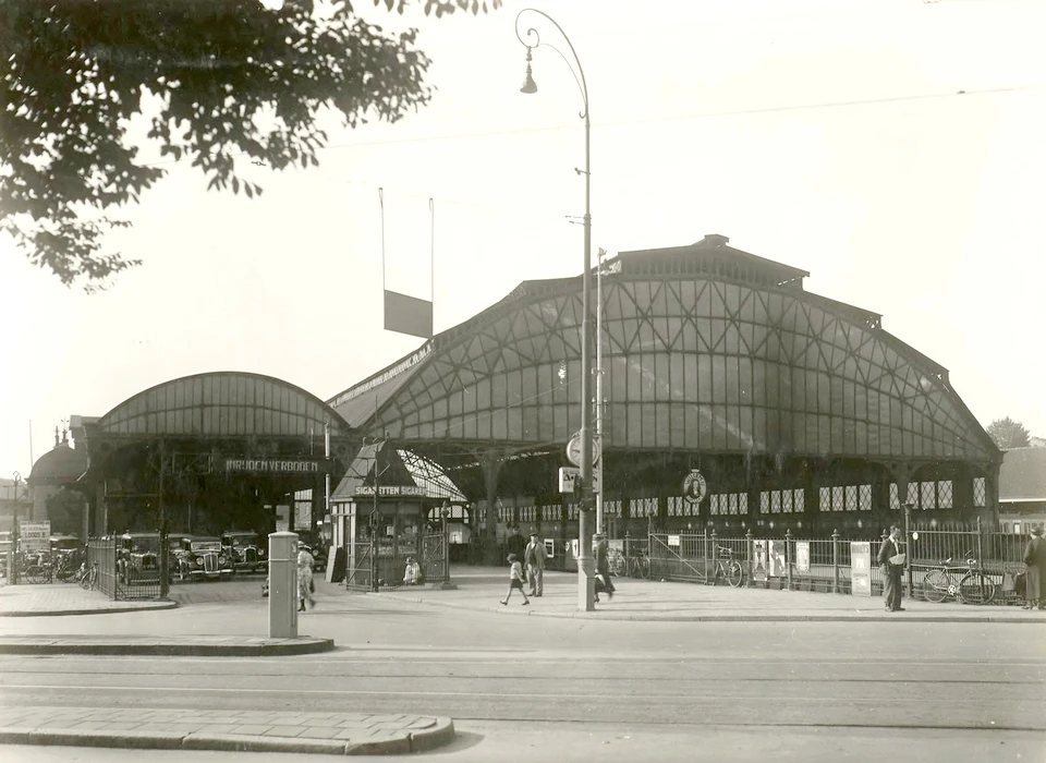 Hoofdingang van Weesperpoortstation vanaf de Mauritskade (Nederlandse Spoorwegen, 1937)