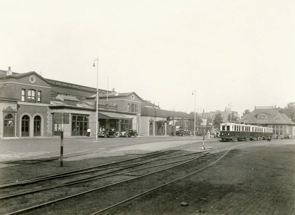 Weesperpoortstation links en rechts station Gooische Tramweg Maatschappij (Nederlandse Spoorwegen, 1937)