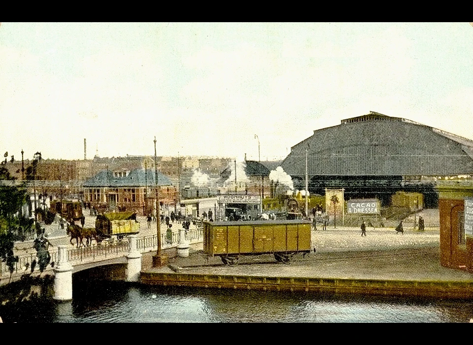 Rhijnspoorplein links het station van de Gooische Tramweg Mij. en rechts het Weesperpoortstation (1908)