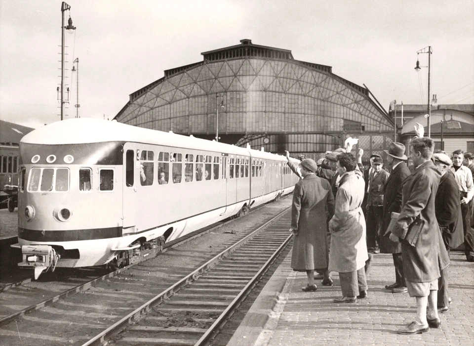 Weespeerpoortstation vertrek van eerste dieseltrein van Amsterdam via Utrecht naar Arnhem (Polygoon, 1934)