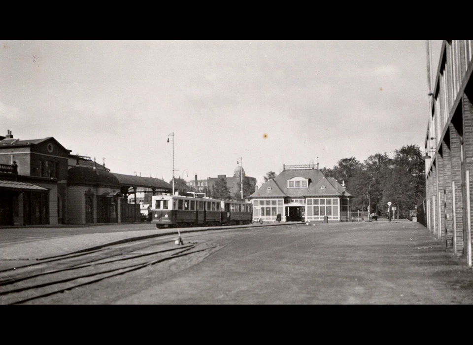 Links het Weesperpoortstation, op de achtergrond het station van de Gooische Tramweg Maatschappij (1936)