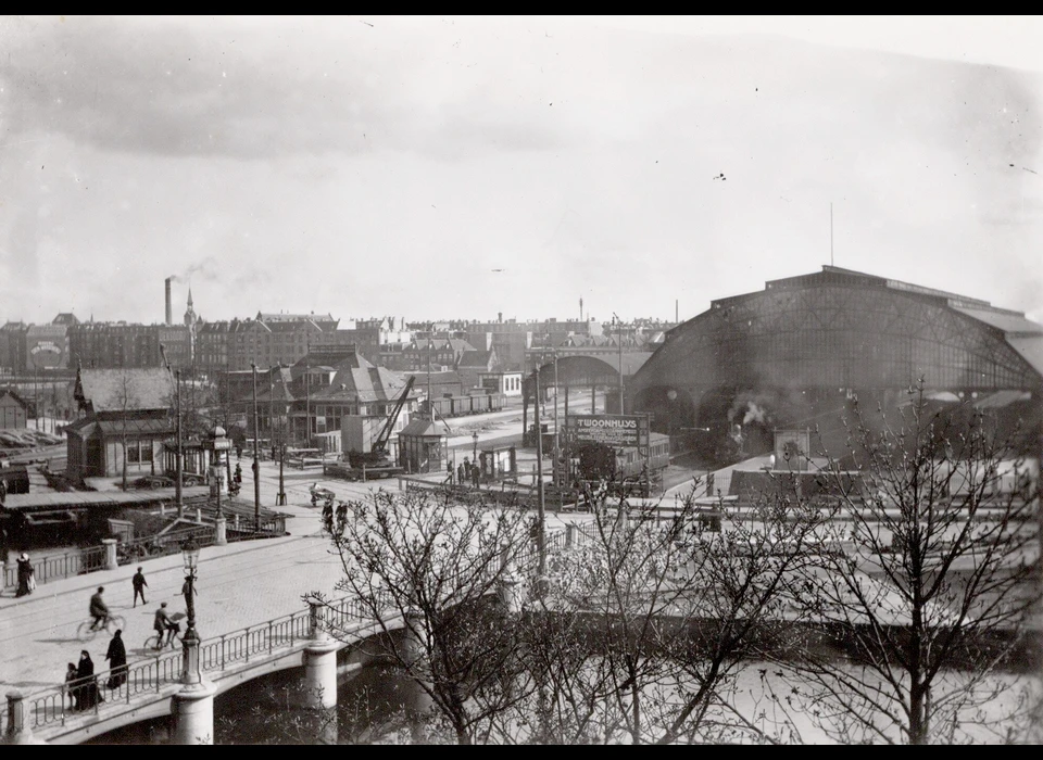 Rhijnspoorplein links het station van de Gooische Tramweg Mij. en rechts het Weesperpoortstation (ca.1905)