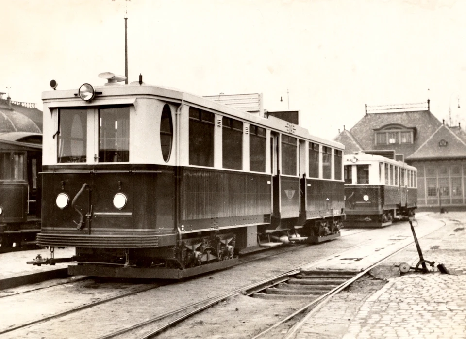 Twee nieuwe motorwagens (o.a. motorwagen 10) van de serie 10-19 (bouwjaar 1929) van de tramlijn Amsterdam-Laren van de Gooische Tramweg Maatschappij bij het Weesperpoortstation (Vereenigde Fotobureaux N.V., 1929)