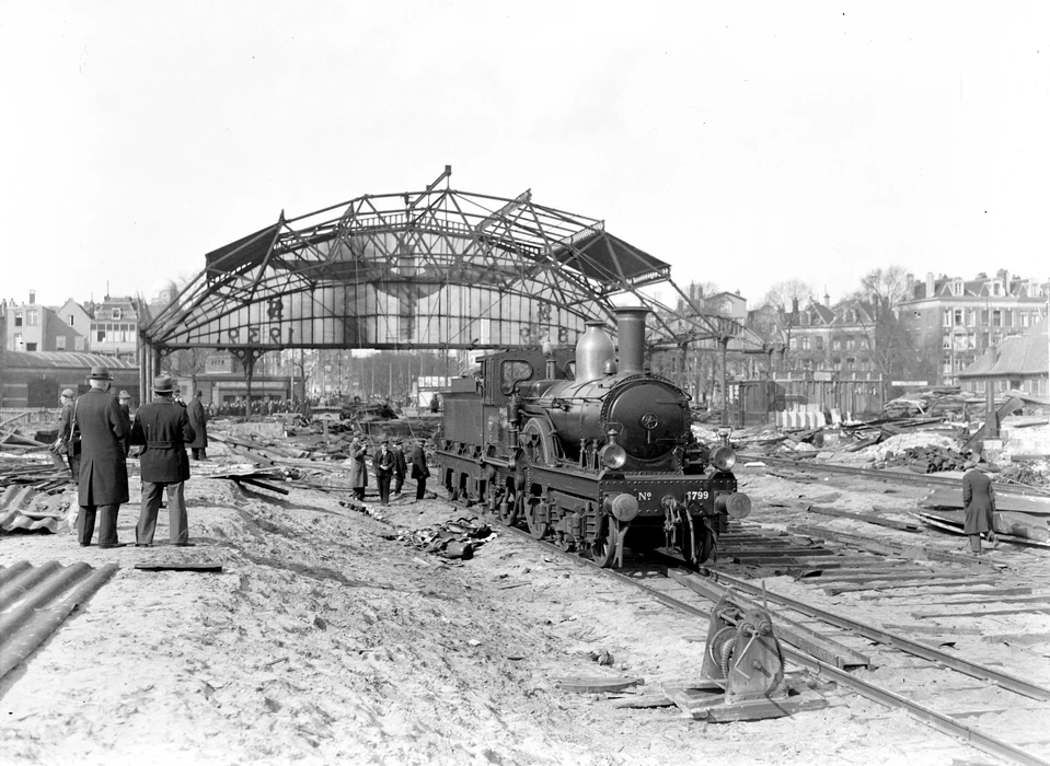 Afbraak van het Weesperpoortstation, het omhalen van een kapspant met behulp van een stoomlocomotief (1940)