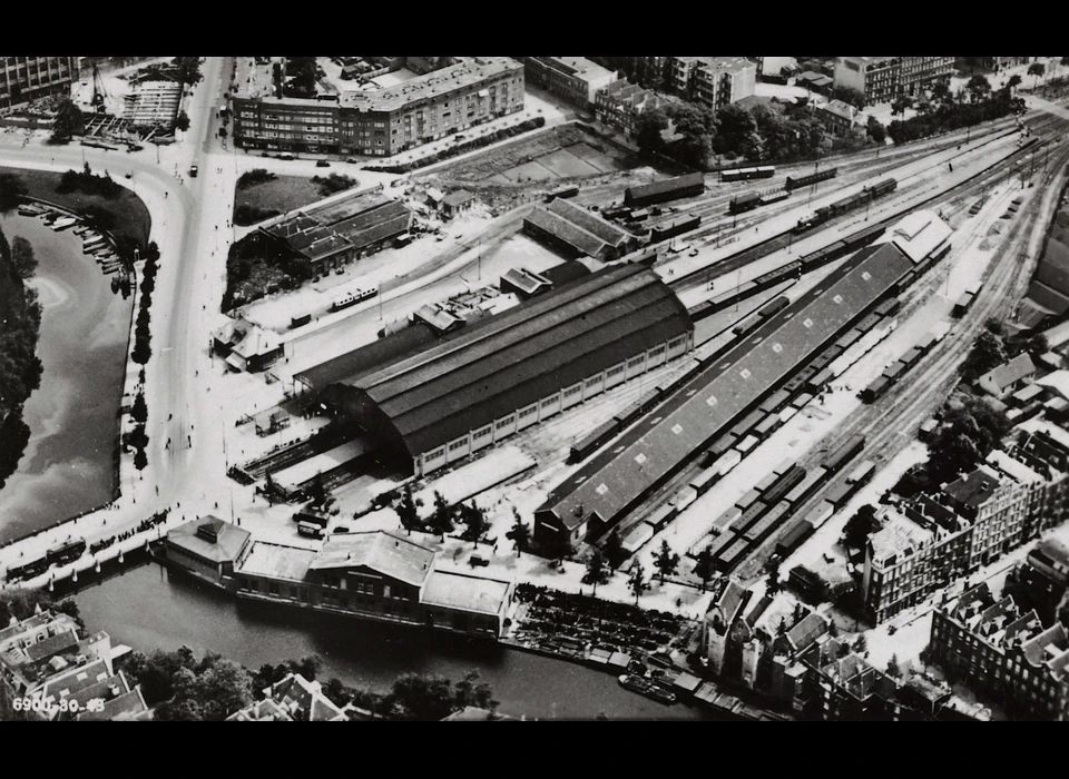 Emplacement Weesperpoortstation rechts boven de Wibautstraat, links en onder de Mauritskade (KLM Fototechnische Dienst, 1930)