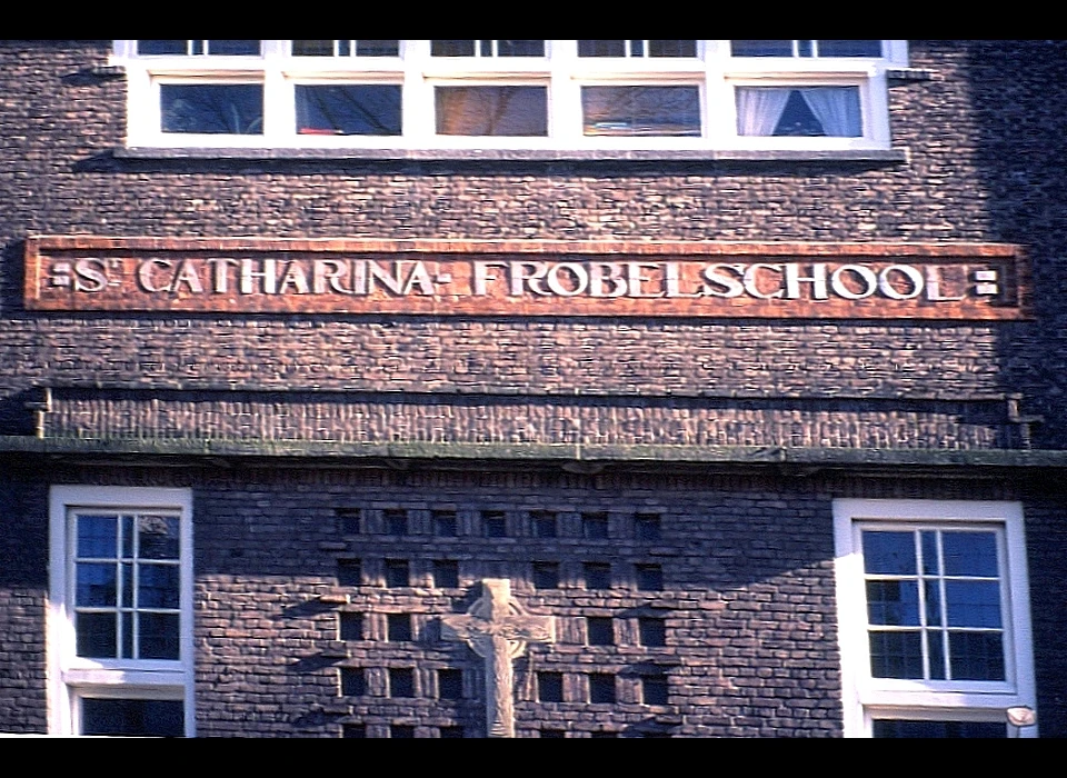 Rijnstraat 115 St.Catharina Fröbelschool geveldetail met naam (2002)