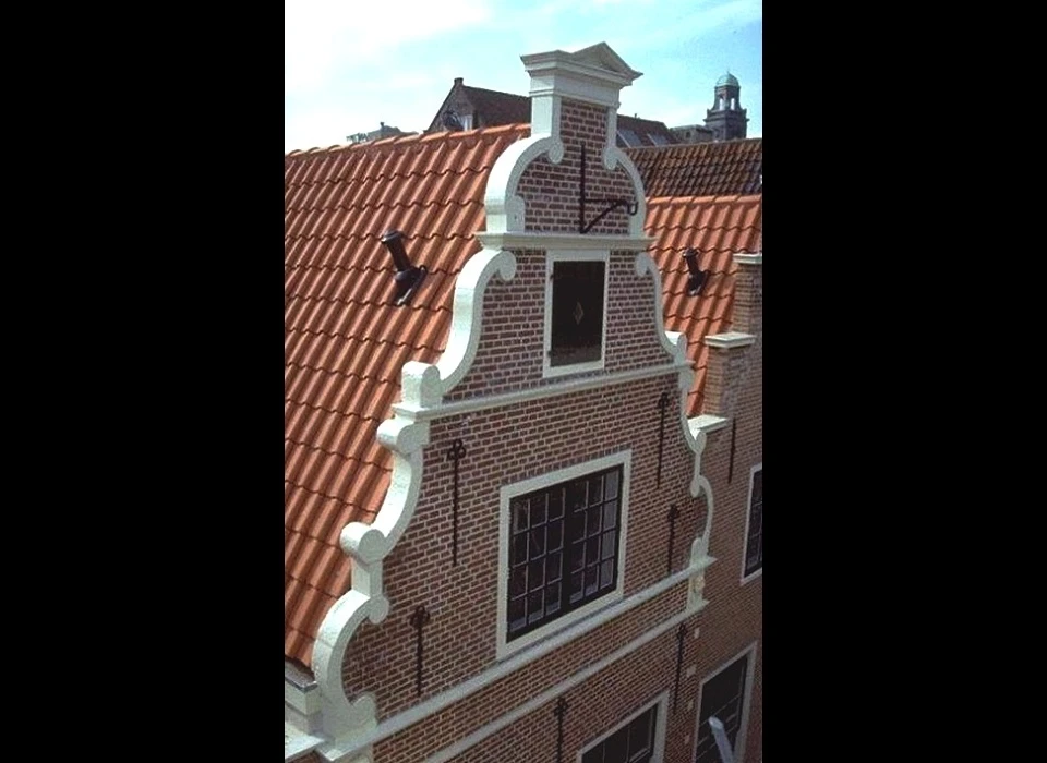 Sint Annenstraat 12 rolornamentengevel 1565 hersteld 1995 door Stadsherstel (1998)