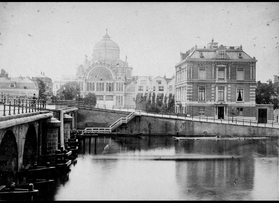 Stadszijde van Hogesluis gezien naar het Frederiksplein en Paleis voor Volksvlijt (A.Jager, 1878)