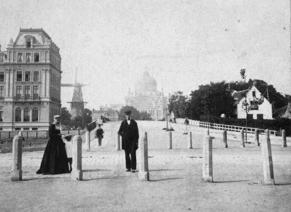 Sarphatistraat naar Hogesluis, links het Amstel Hotel en rechts koffiehuis De Steenen Molen, op de achtergrond molen De Leeuw op het bolwerk Westerblokhuis en het Paleis voor Volksvlijt (Andries Jager, 1866)