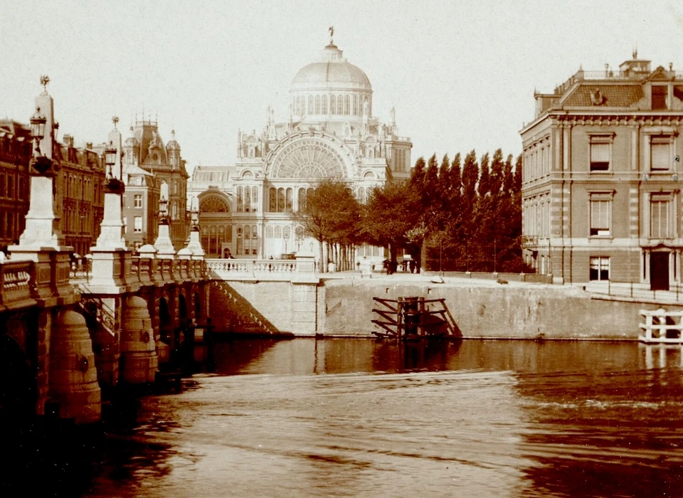 Stadszijde Hogesluis (na de verbouwing) gezien naar Frederiksplein en Paleis voor Volksvlijt (1885)