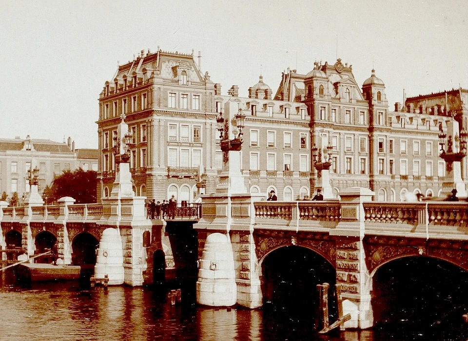 Stadszijde van vernieuwde Hogesluis met zicht op Amstel Hotel (1885)