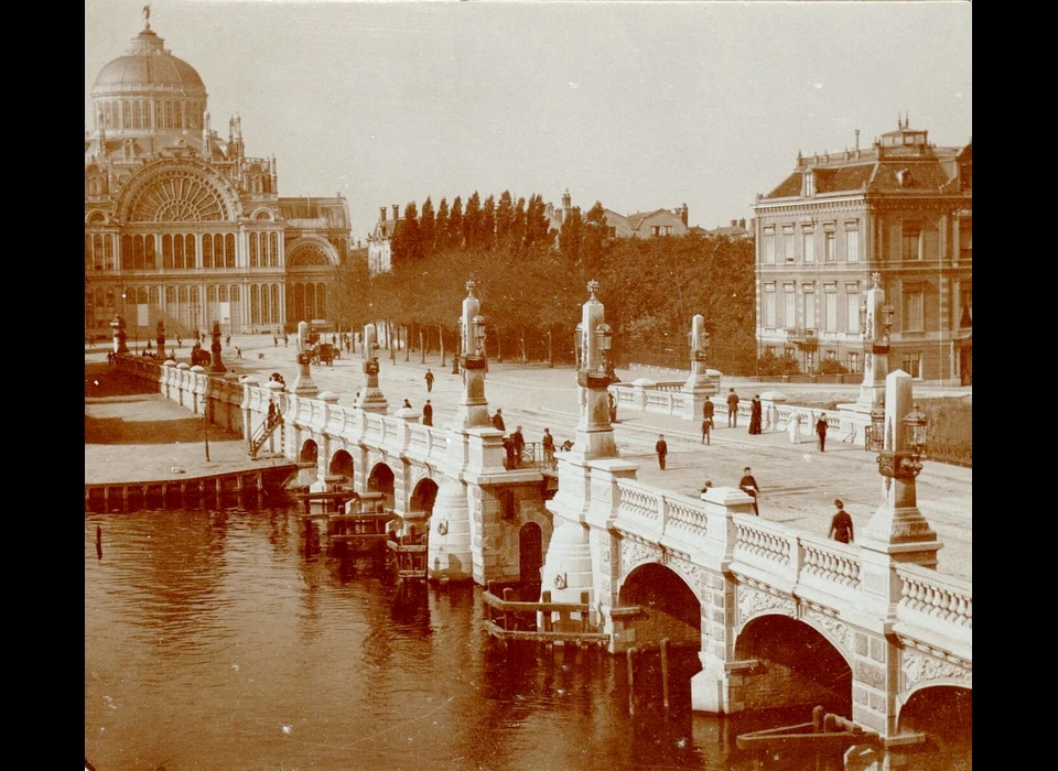 Buitenzijde vernieuwde Hogesluis, met zicht op Sarphatistraat, Frederiksplein en Paleis voor Volksvlijt (1885)