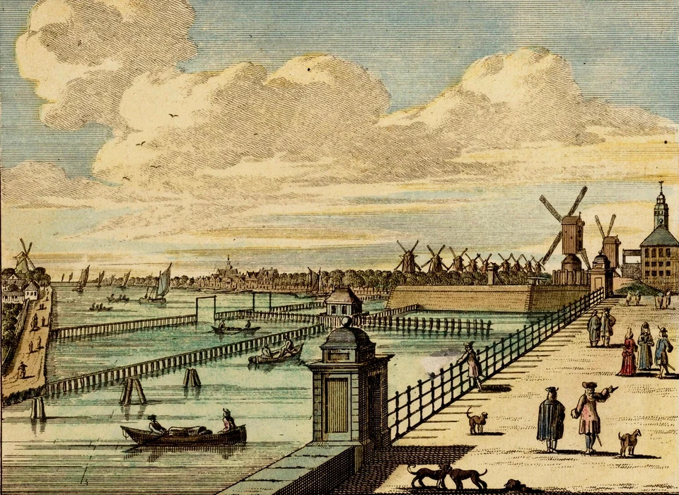 Vanan de Hogesluis naar de Buiten Amstel, de Amsteldijk en de molens aan de Zaagmolensloot. Geheel rechts het bolwerk Westerblokhuis met molen De Groen of De Hoge Stenen Molen, en de Utrechtsepoort (Pieter Schenk, 1694)