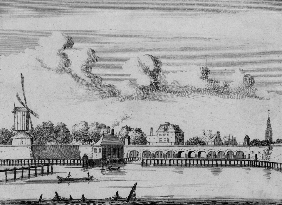 Amstel gezien in noordelijke richting naar Hogesluis. Links bolwerk Westerblokhuis met molen de Groen. Smalle doorvaart en accijnshuis (Gerard Valck, 1705)