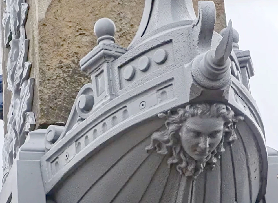 Hogesluis obelisk met detail scheepsboeg