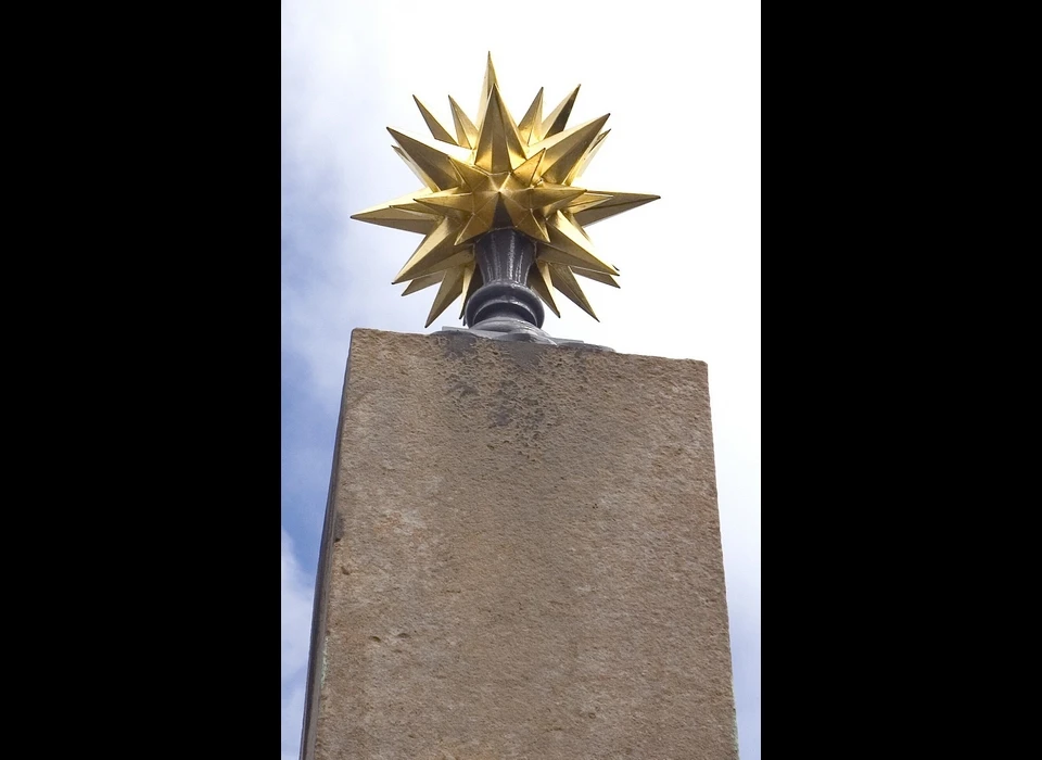 Hogesluis met gerestaureerde obelisk met ster (2012)