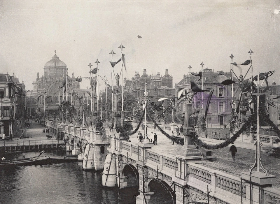 Hogesluis gezien naar Paleis voor Volksvlijt met versiering ter gelegenheid van de inhuldiging van Koningin Wilhelmina (1898)