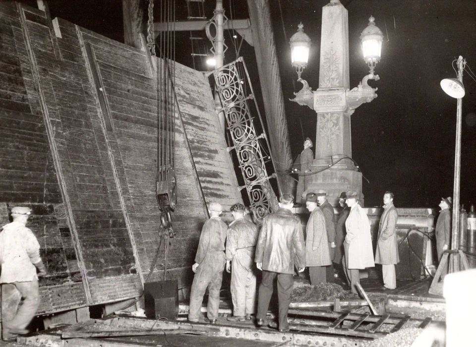 De Hogesluis, verwijdering van oude bascules, let op het fraaie art-nouveau hekwerk (1934)