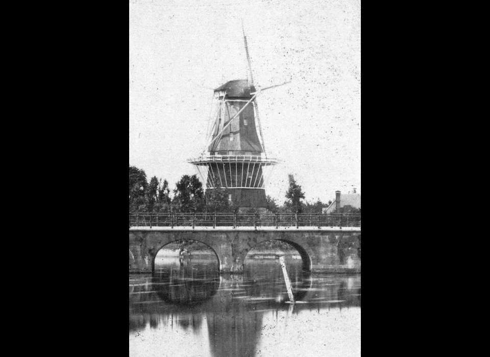 Voorgrond brug voor de Muiderpoort daarachter molen De Hond op het bolwerk Muiden (Eduard Isaac Asser, 1855)