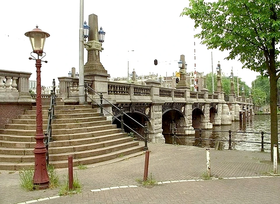 Hogesluis in Sarphatistraat met trap vanaf Sarphatikade (2004)