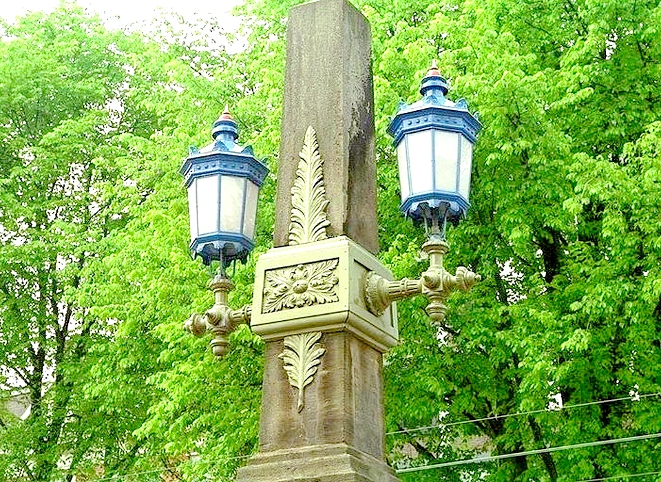 Hogesluis obelisk met verlichtingsornament, lampen op vorm van kandelaar (2004)