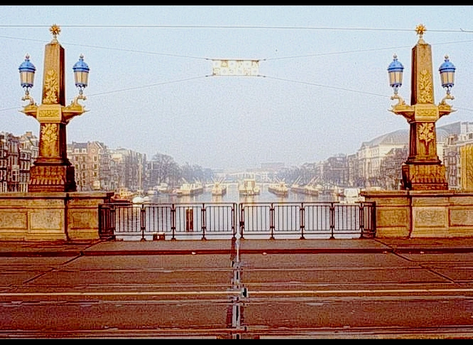 Hogesluis obelisken met verlichtingsornamenten, lampen op vorm van scheepsboeg (2004)