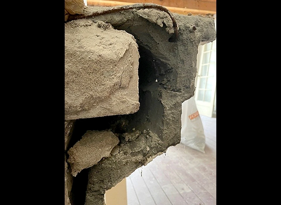 Schippersstraat 4 ontmantelde schouw duidelijk is de cementbasis  zichtbaar (2024)