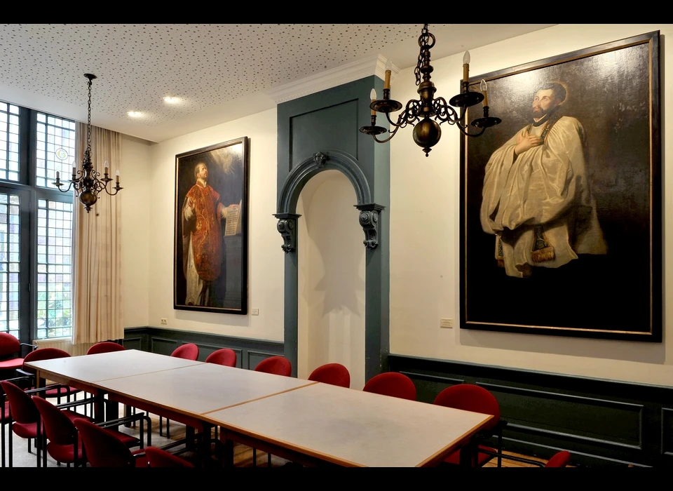 Singel 448 links een schilderij van Ignatius van Loyola en rechts een schilderij van Franciscus Xaverius (2010)