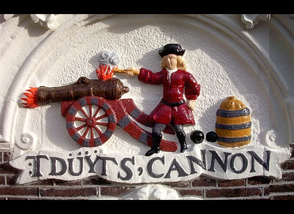 Singel 77 gevelsteen T Düÿts Cannon geschilderd (2004)