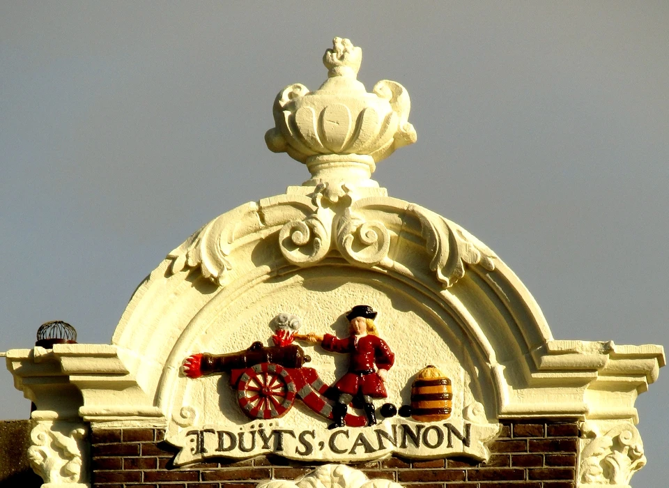 Singel 77 gevelsteen T Düÿts Cannon (2019)