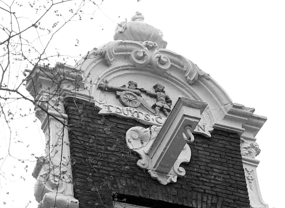 Singel 77 gevelsteen T Düÿts Cannon (1991)